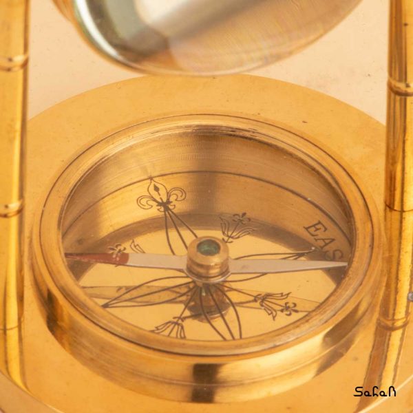 ساعت برنجی طلایی عقربه ای هندی پایه دار باتری خور قطب نما دار